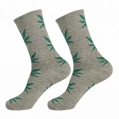 Meias cinza com folhas de cannabis verdes